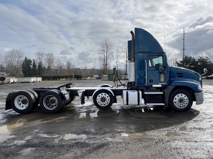 2015-mack-cxu613-tri-axle-truck-tractor-image-3