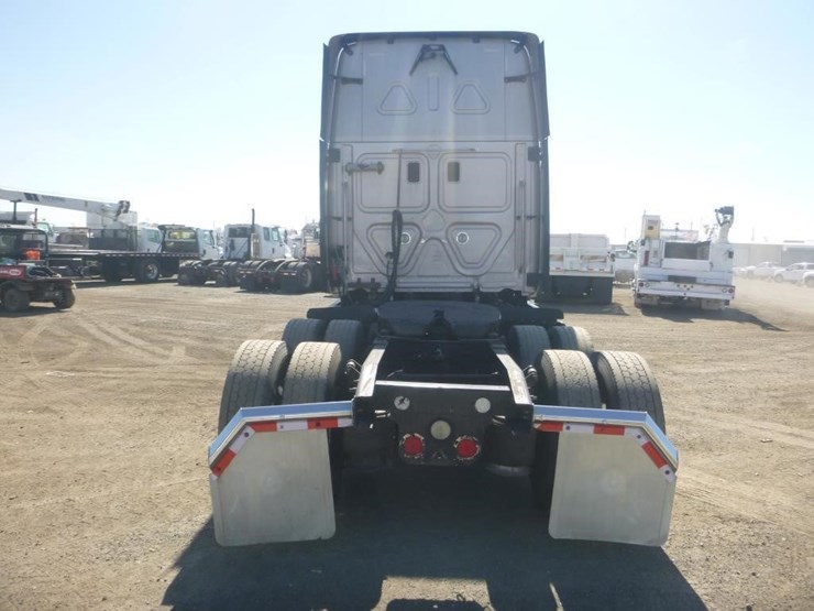 2012-freightliner-cascadia-125-image-6
