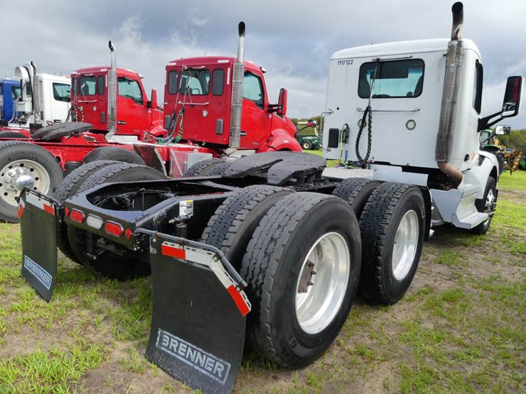 2021-peterbilt-579-image-3