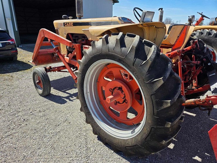 case-730-tractor-image-28