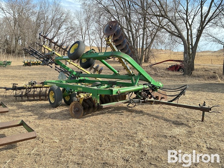 john-deere-220-image-3