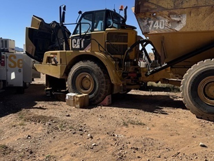 2013-caterpillar-740b-image-2