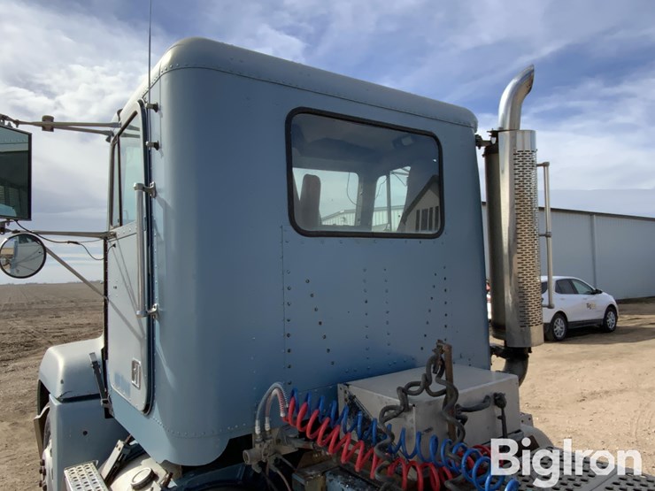 1990-freightliner-fld120-image-18