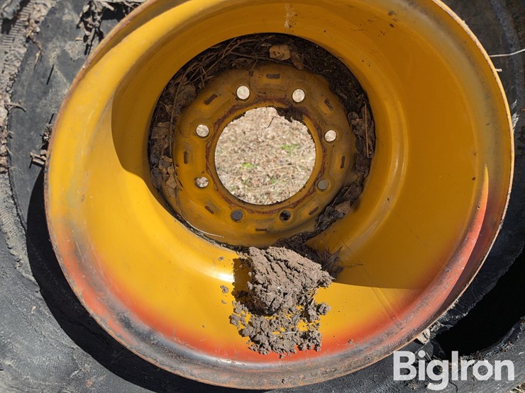 vermeer-baler-tire-and-rim-image-9