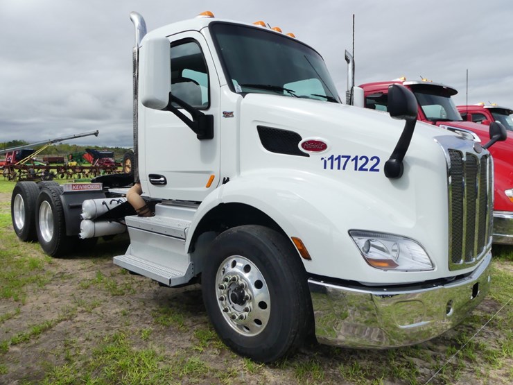2021-peterbilt-579-image-1