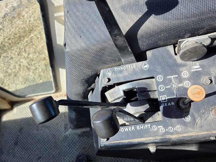 case-2290-tractor-image-38