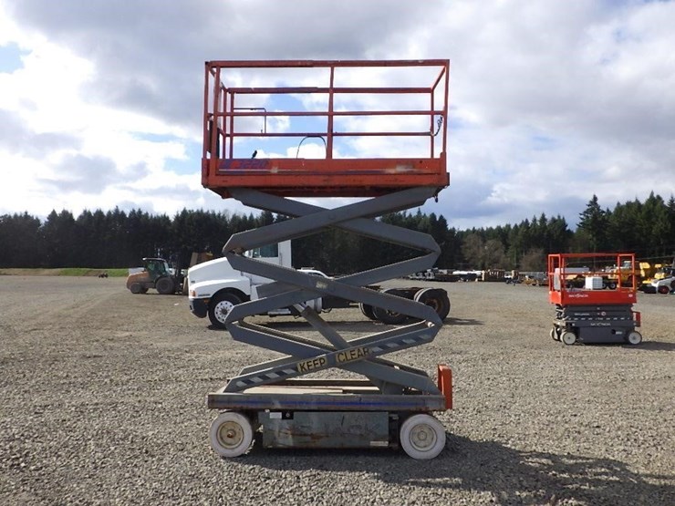 1997-skyjack-sj-3220-scissor-lift-image-8