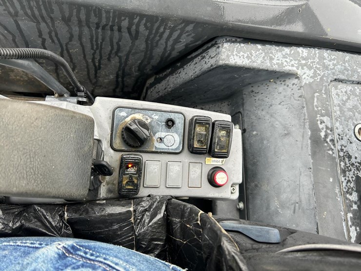 2016-kubota-kx040-4-image-21