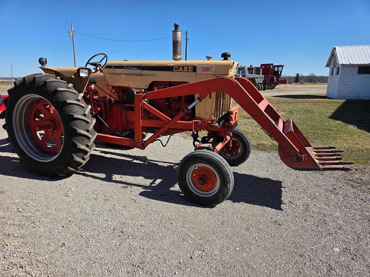 case-730-tractor-image-33
