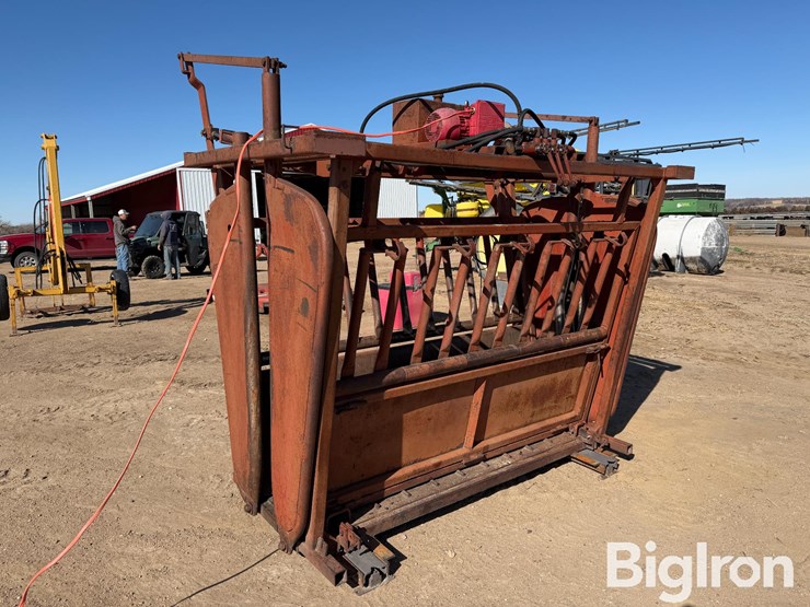 bowman-hydraulic-cattle-chute-image-1
