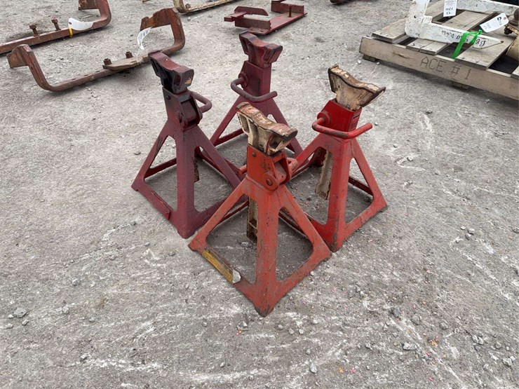group-of-four-adjustable-red-jack-stands-image-5