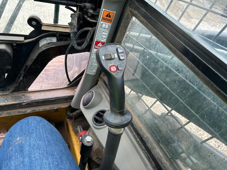 2020-new-holland-c332-image-22