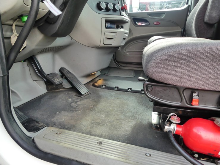 2021-peterbilt-579-image-15