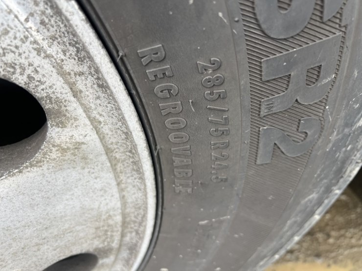 2017-mack-cxu613-tri-axle-truck-tractor-image-19