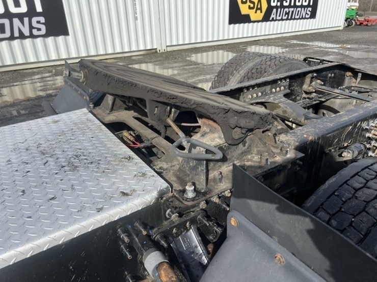 2015-mack-cxu613-tri-axle-truck-tractor-image-25