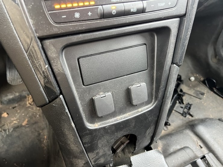 2018-ford-explorer-image-32