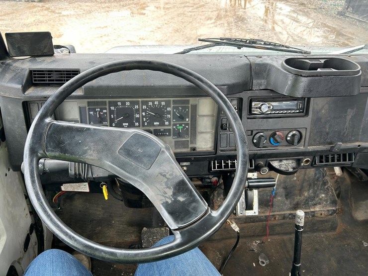 international-4700-lpx-service-body-truck-image-20