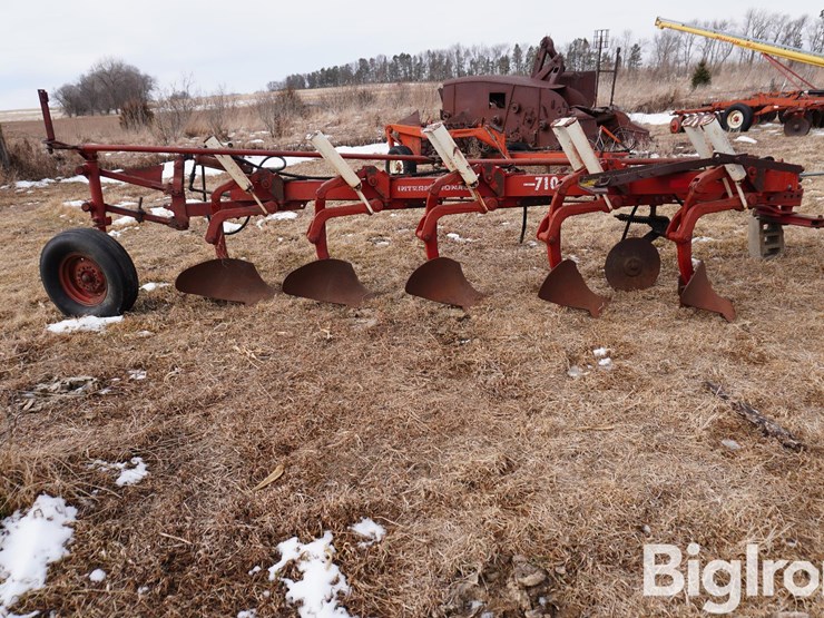 international-710-image-5