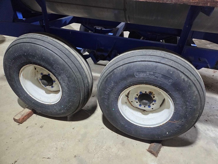 1000-gallon-liquid-nurse-trailer-image-26