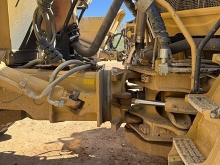 2010-caterpillar-740b-image-5