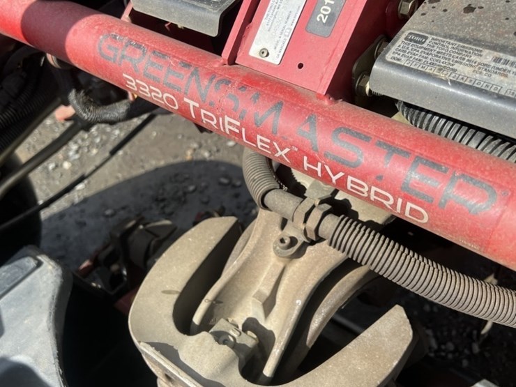 2014-toro-greensmaster-3320-triflex-traction-unit-image-10