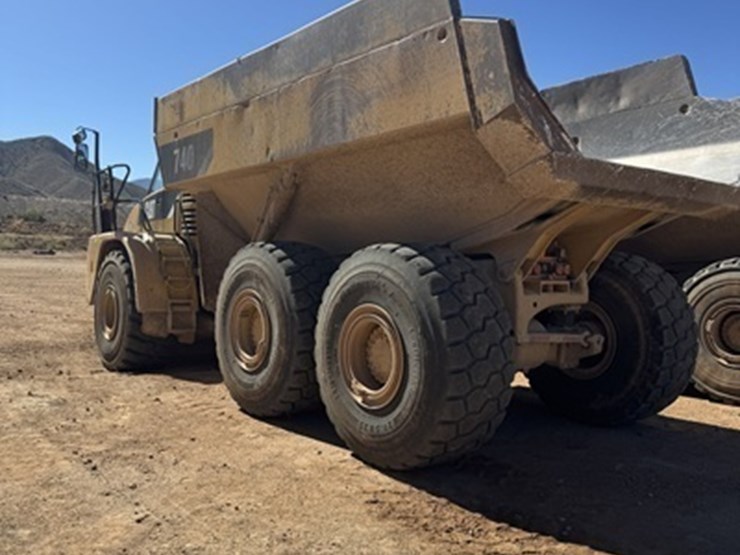 2010-caterpillar-740b-image-10