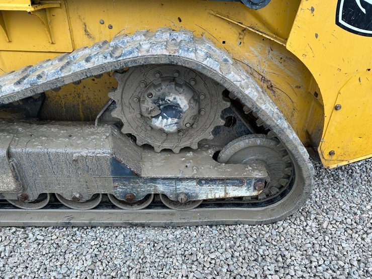 2022-deere-317g-image-18