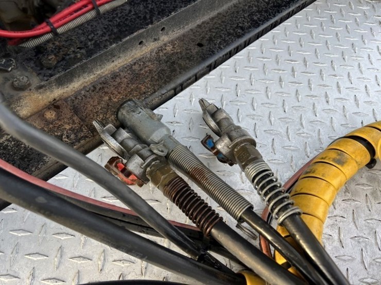 2015-mack-cxu613-tri-axle-truck-tractor-image-26