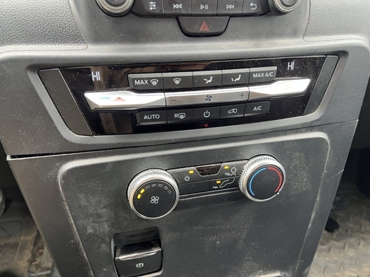 2020-ford-explorer-image-30