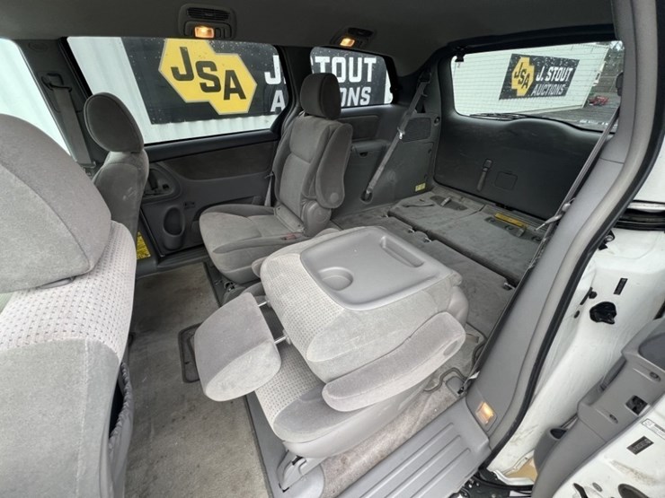 2008-toyota-sienna-le-image-18