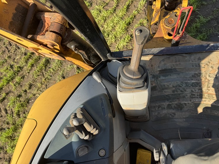 2015-caterpillar-420f-image-11