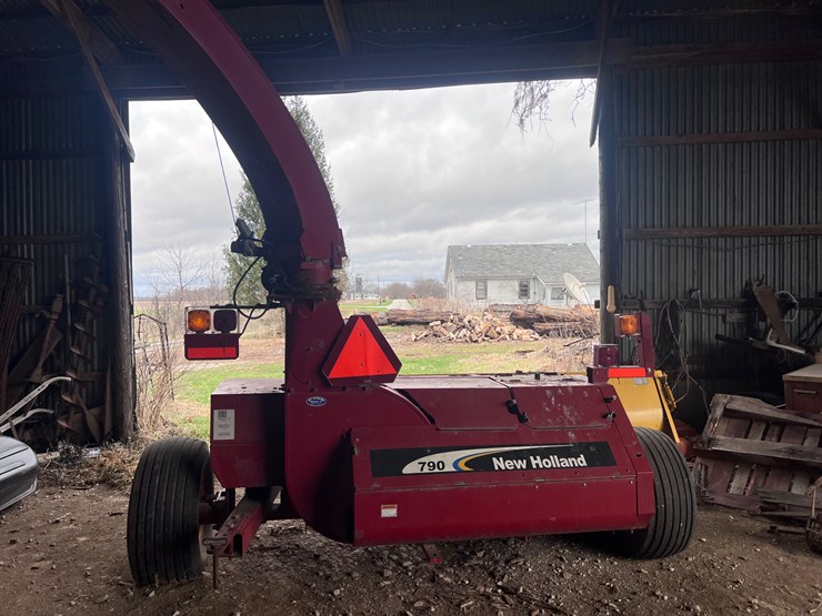 new-holland-790-image-1