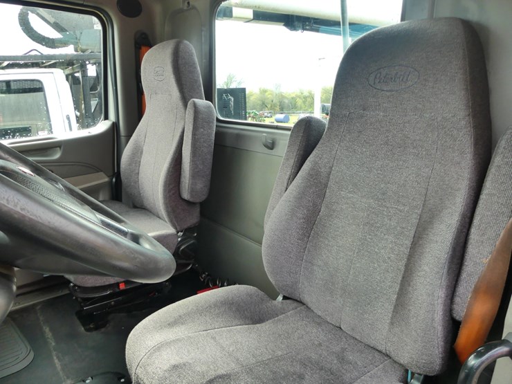 2021-peterbilt-579-image-10
