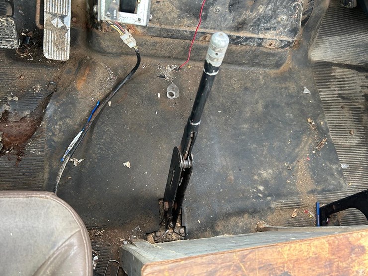 international-4700-lpx-service-body-truck-image-24