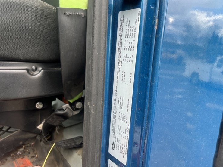 2017-mack-cxu613-tri-axle-truck-tractor-image-10