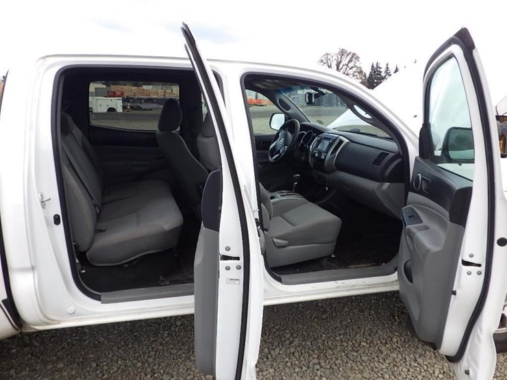 2013-toyota-tacoma-image-17