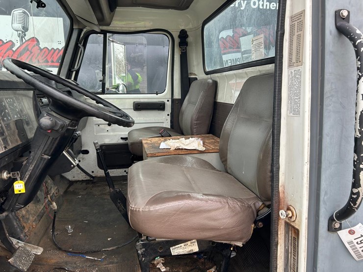 international-4700-lpx-service-body-truck-image-19