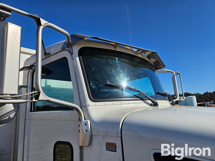 2014-peterbilt-337-image-18