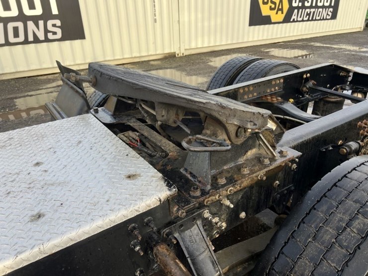 2015-mack-cxu613-tri-axle-truck-tractor-image-25