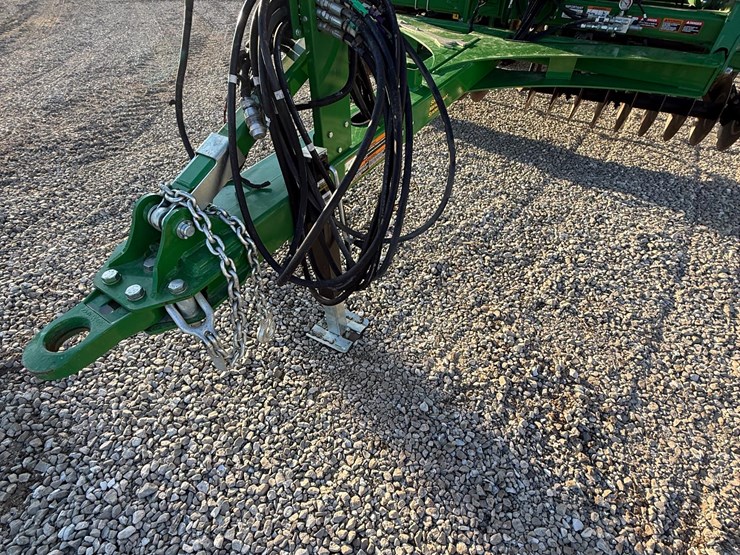 2022-john-deere-2330-image-15