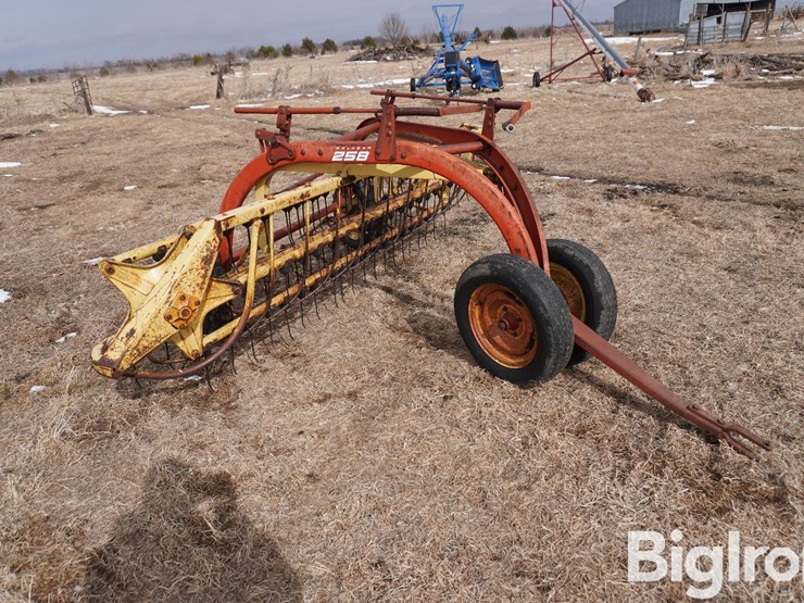 new-holland-258-image-3