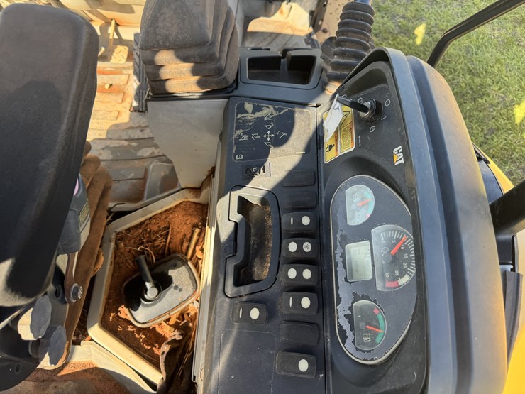 2014-caterpillar-420f-image-10