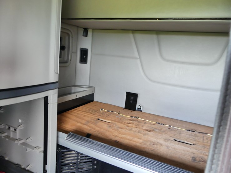 2018-peterbilt-579-image-11