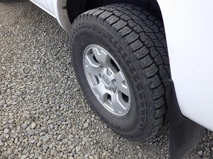 2013-toyota-tacoma-image-13