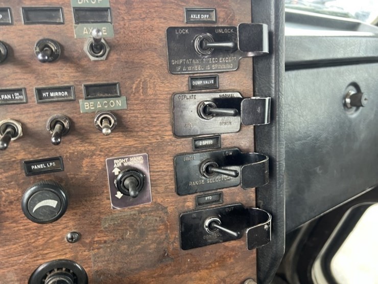 1996-peterbilt-378-image-30