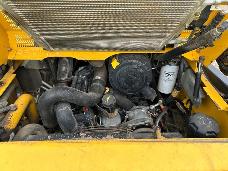 2020-new-holland-c332-image-15