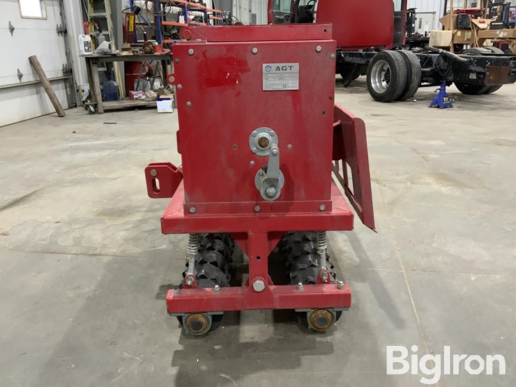 2025-massey-ferguson-730-image-8