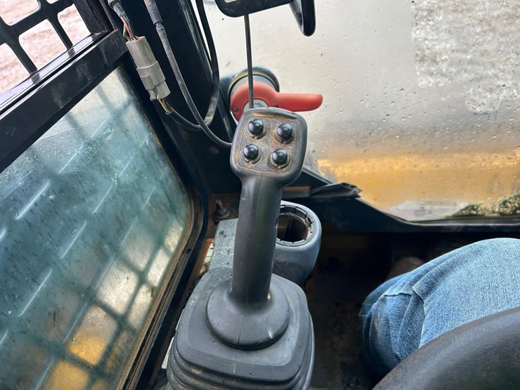 2022-deere-317g-image-23