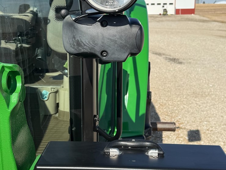 2015-john-deere-6125m-image-16