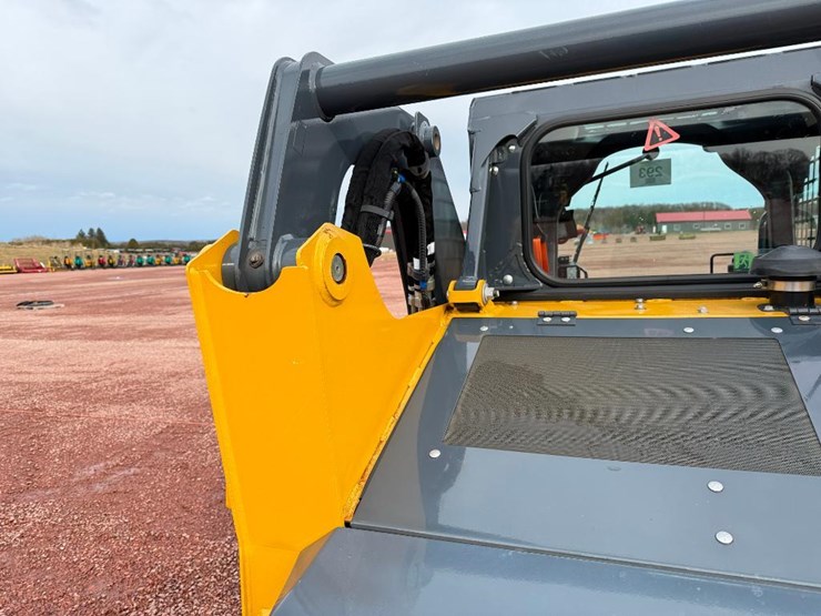 2020-deere-317g-image-30